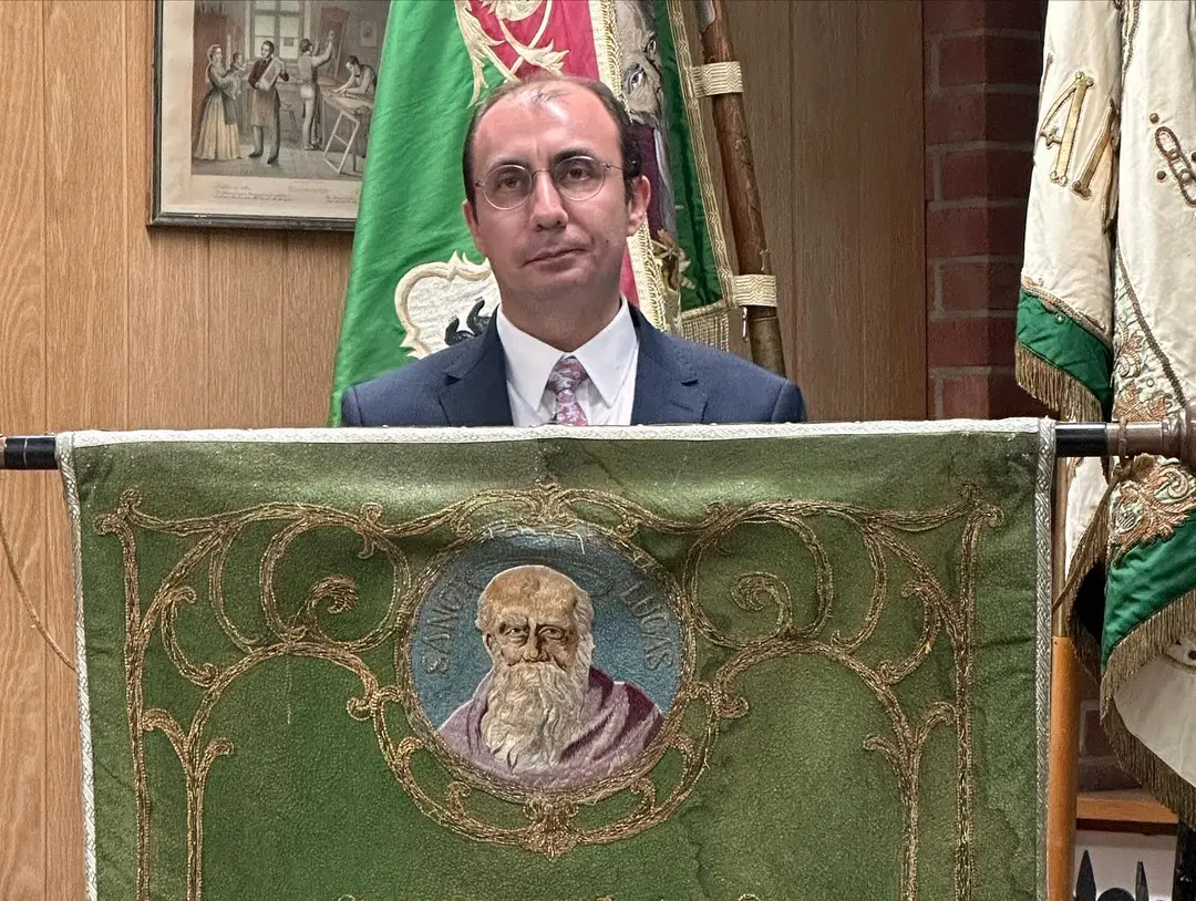 Hem baba hem de patron oldu, oğluna diploma verdi