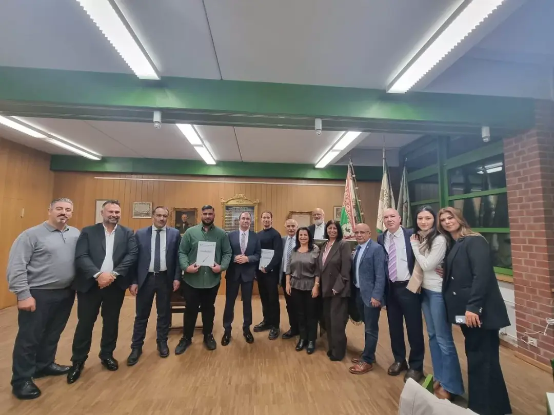 Hem baba hem de patron oldu, oğluna diploma verdi