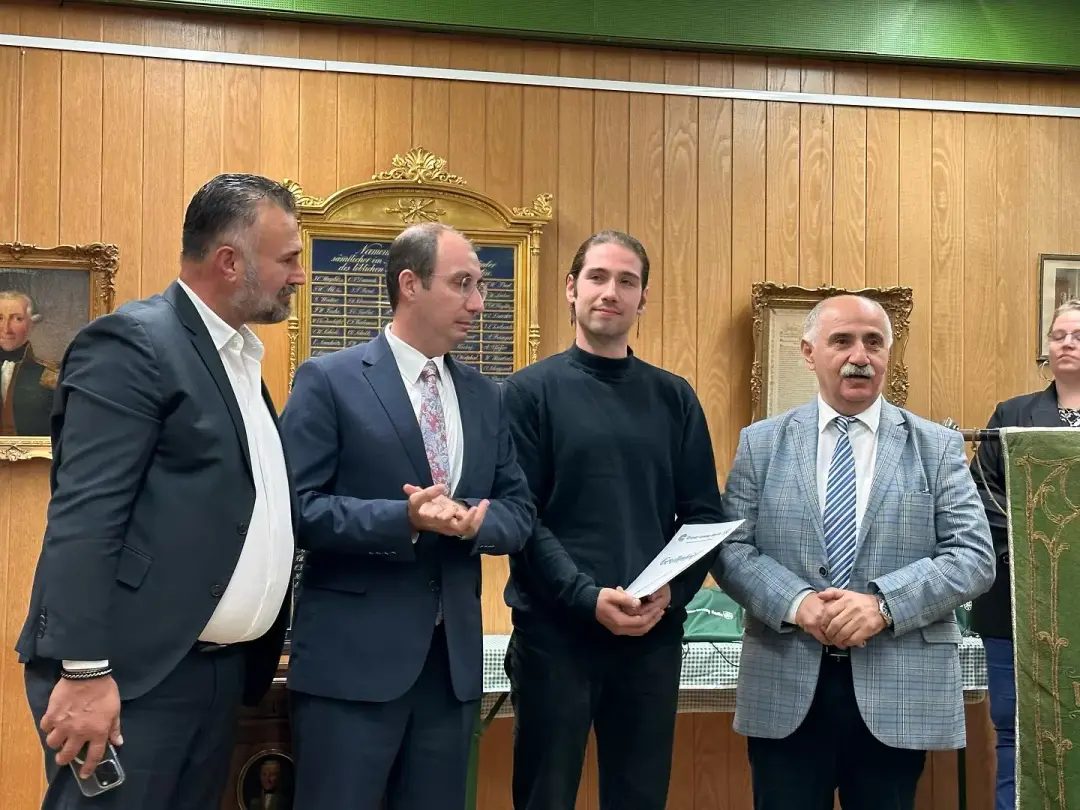 Hem baba hem de patron oldu, oğluna diploma verdi