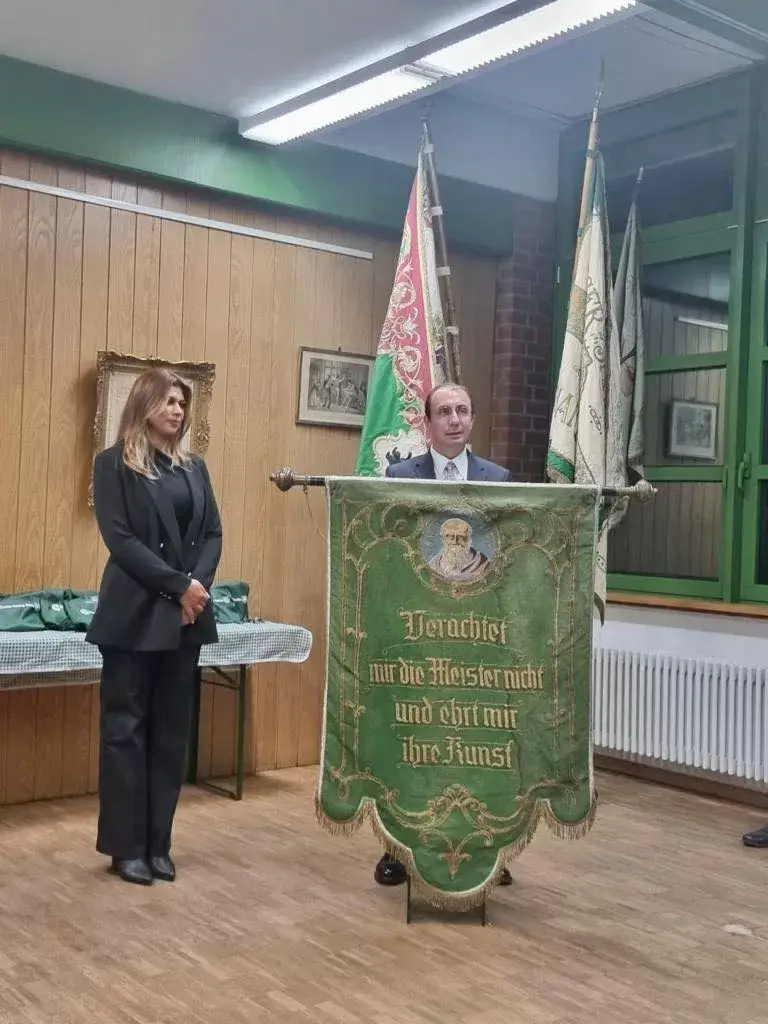 Hem baba hem de patron oldu, oğluna diploma verdi