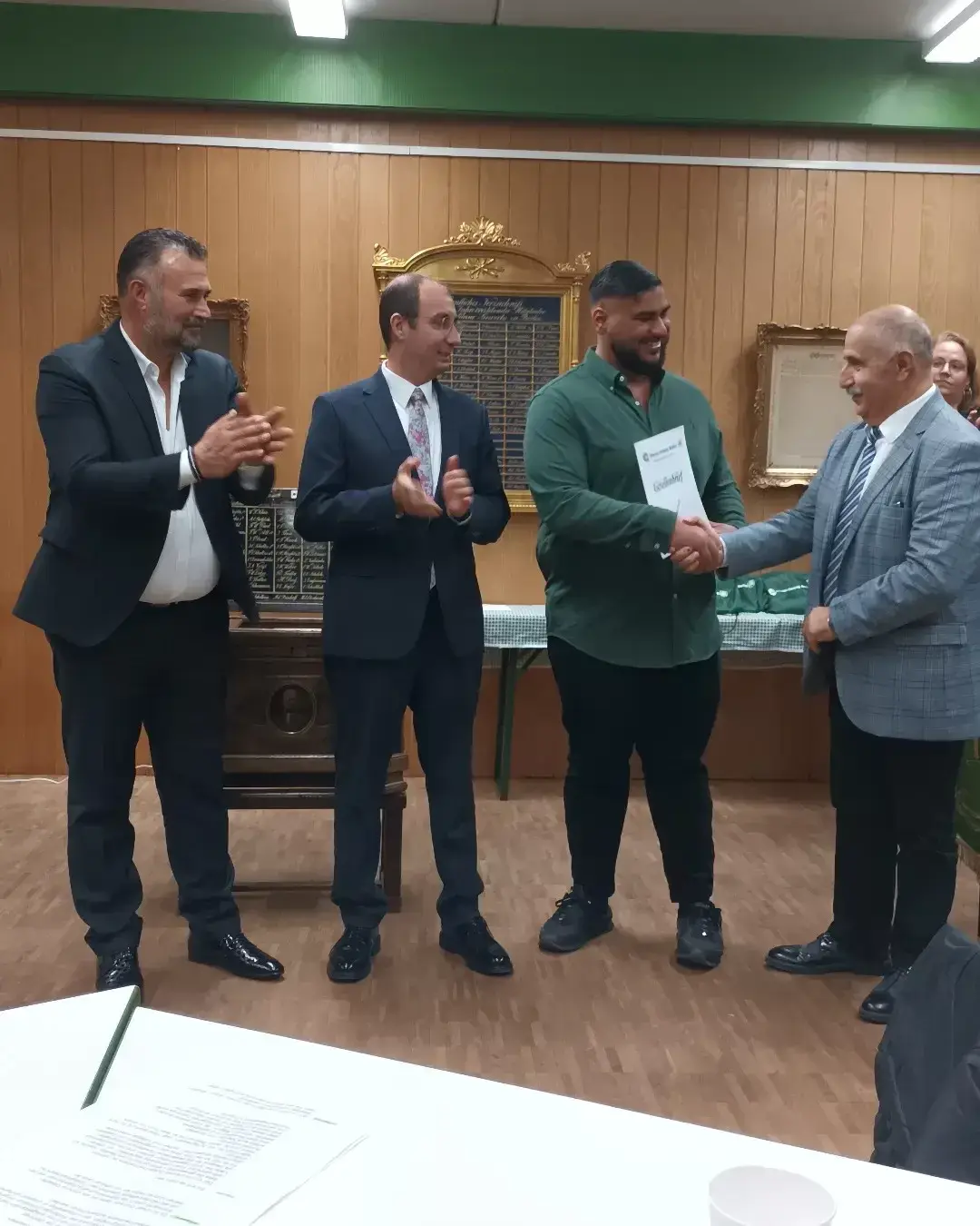 Hem baba hem de patron oldu, oğluna diploma verdi