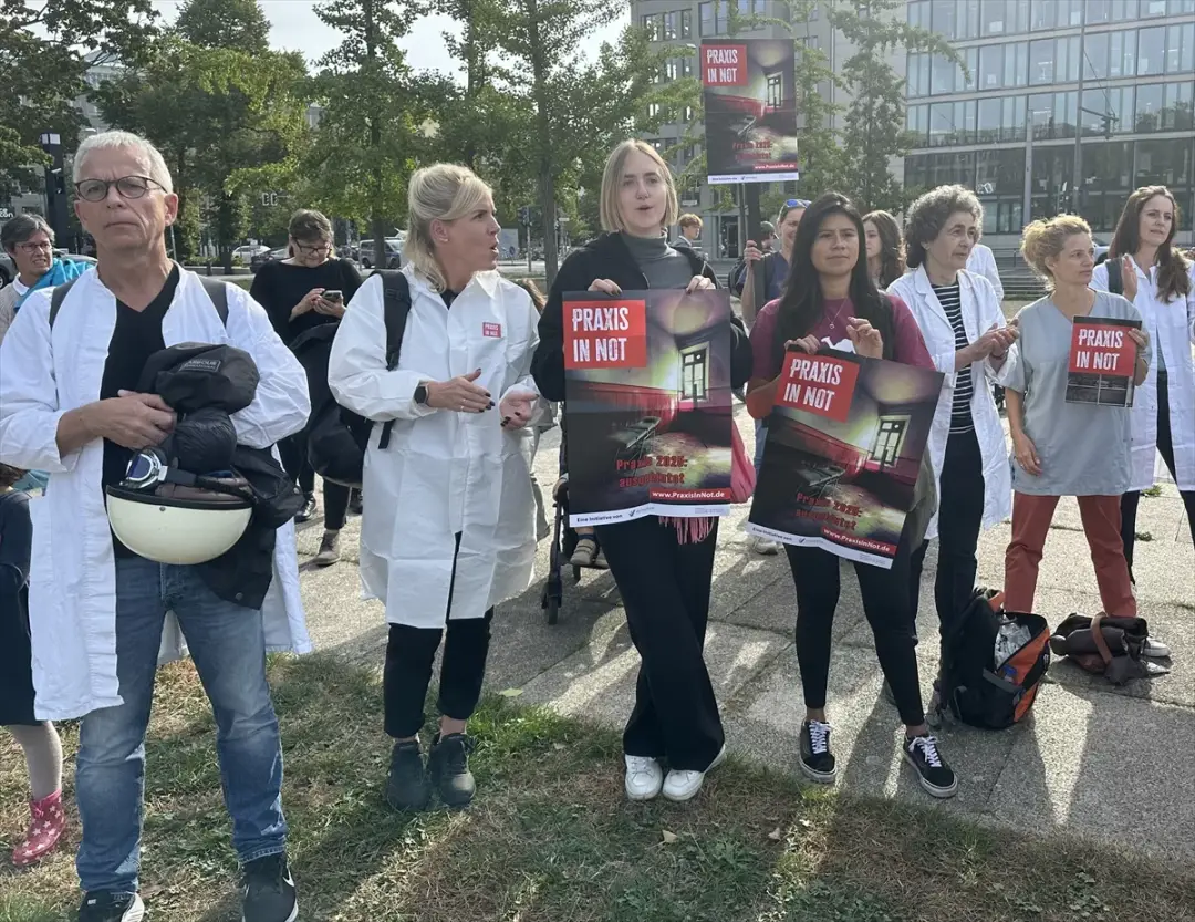 Almanya’da doktorlar, hükümetin sağlık politikasını protesto etti