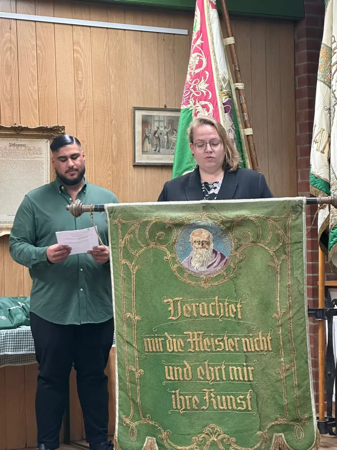 Hem baba hem de patron oldu, oğluna diploma verdi