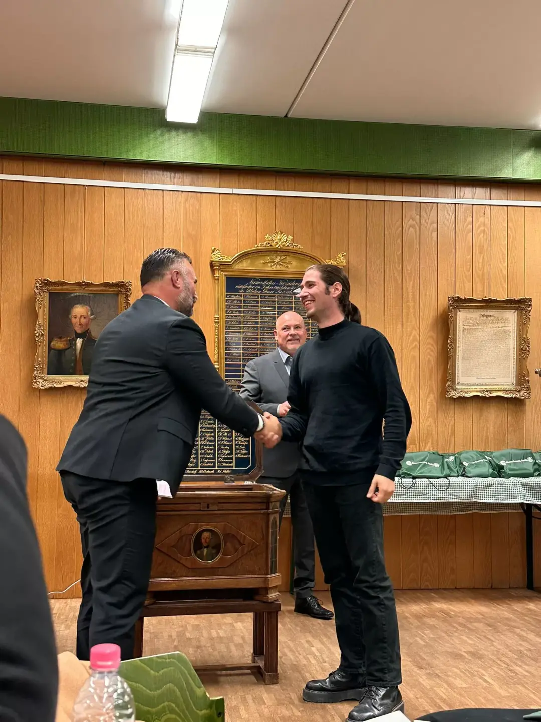 Hem baba hem de patron oldu, oğluna diploma verdi