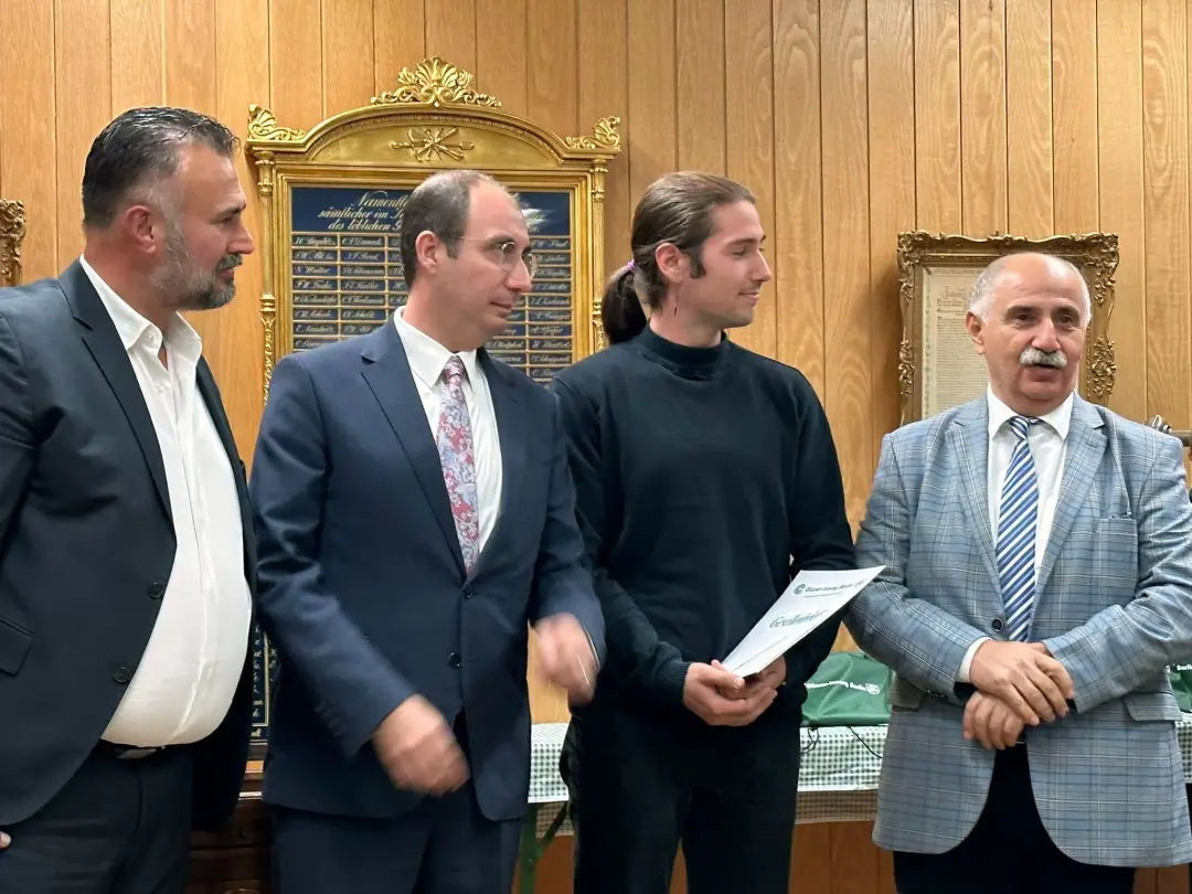 Hem baba hem de patron oldu, oğluna diploma verdi