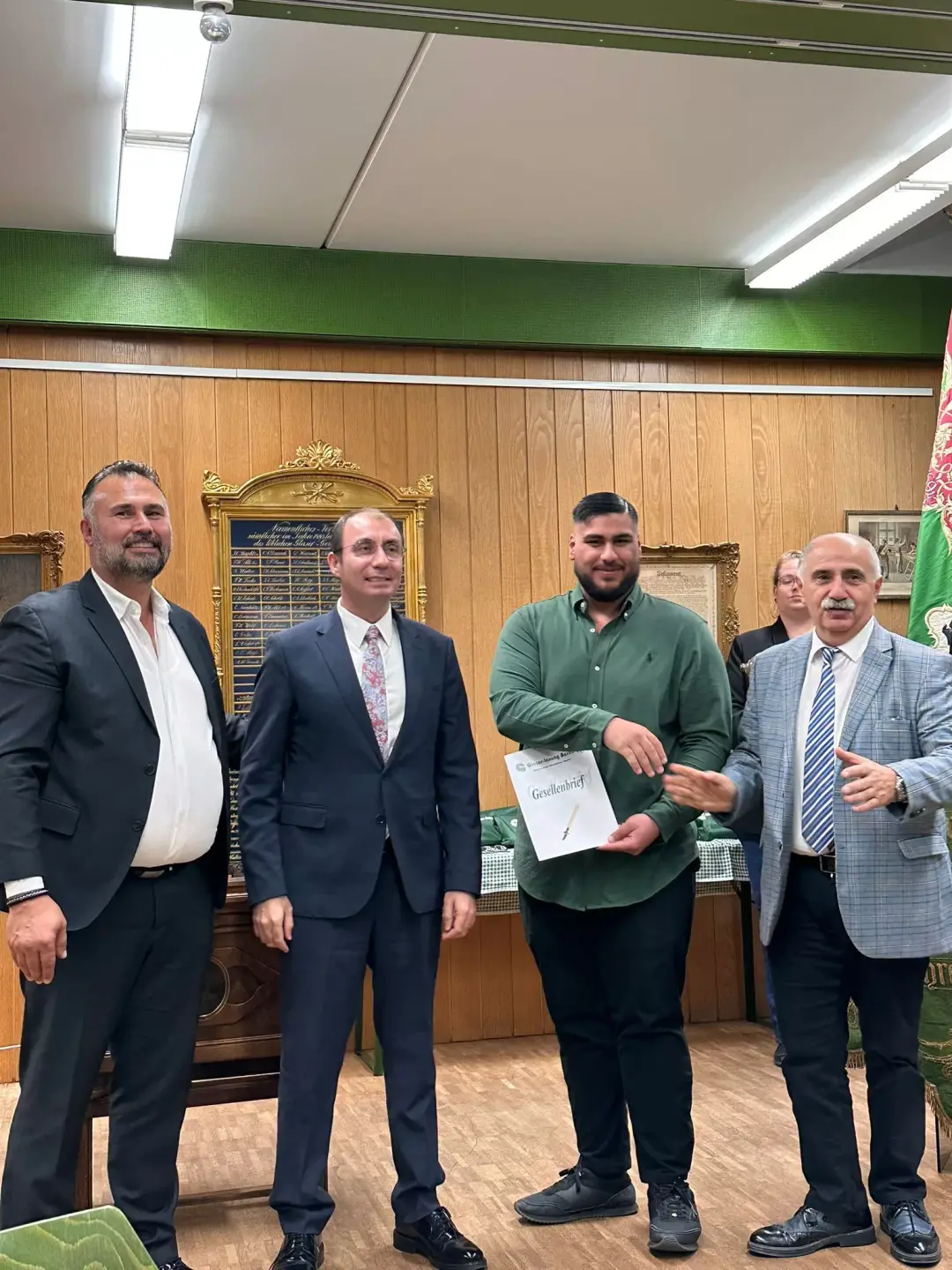 Hem baba hem de patron oldu, oğluna diploma verdi