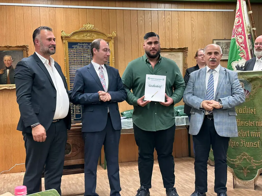 Hem baba hem de patron oldu, oğluna diploma verdi