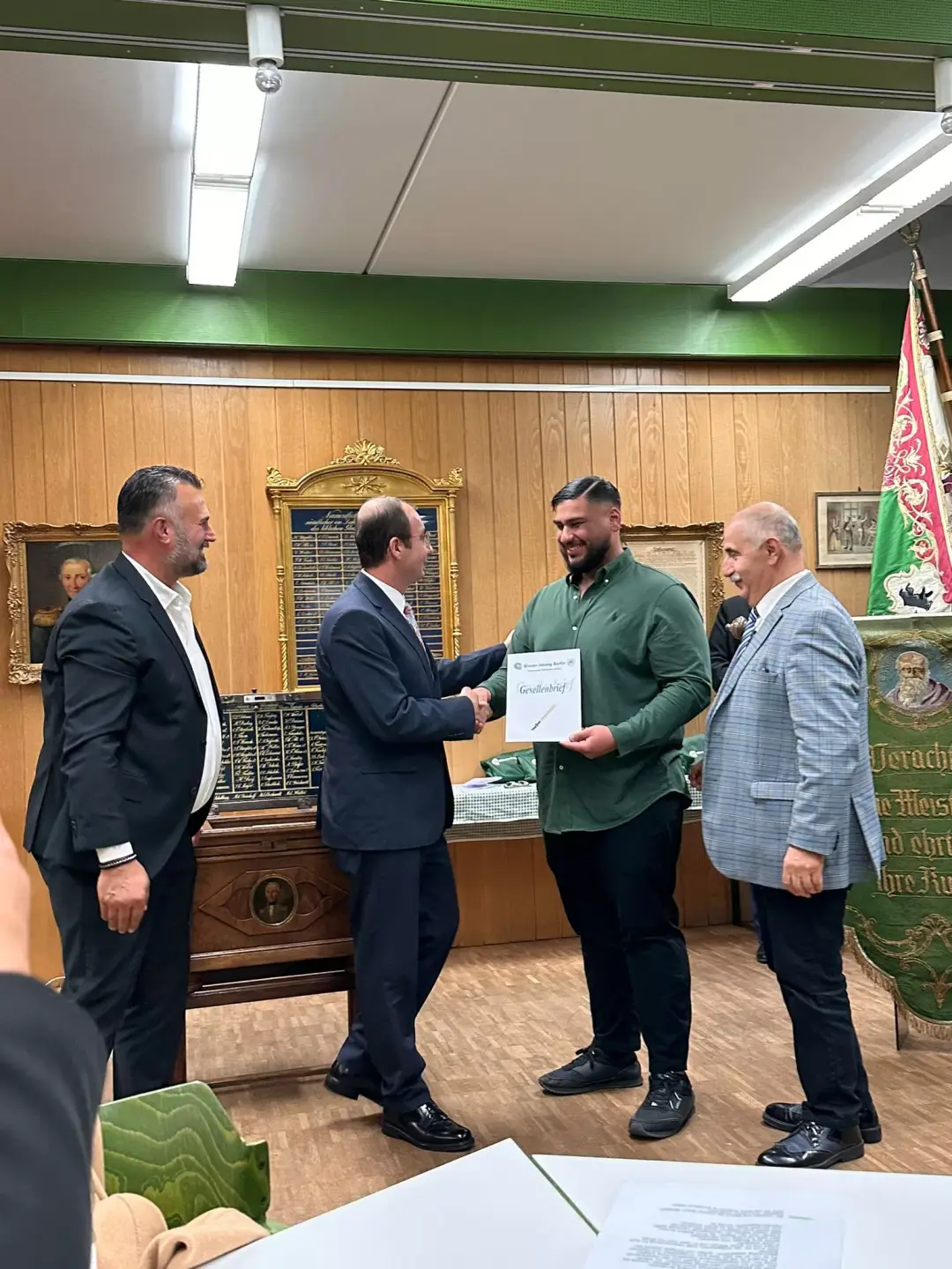 Hem baba hem de patron oldu, oğluna diploma verdi
