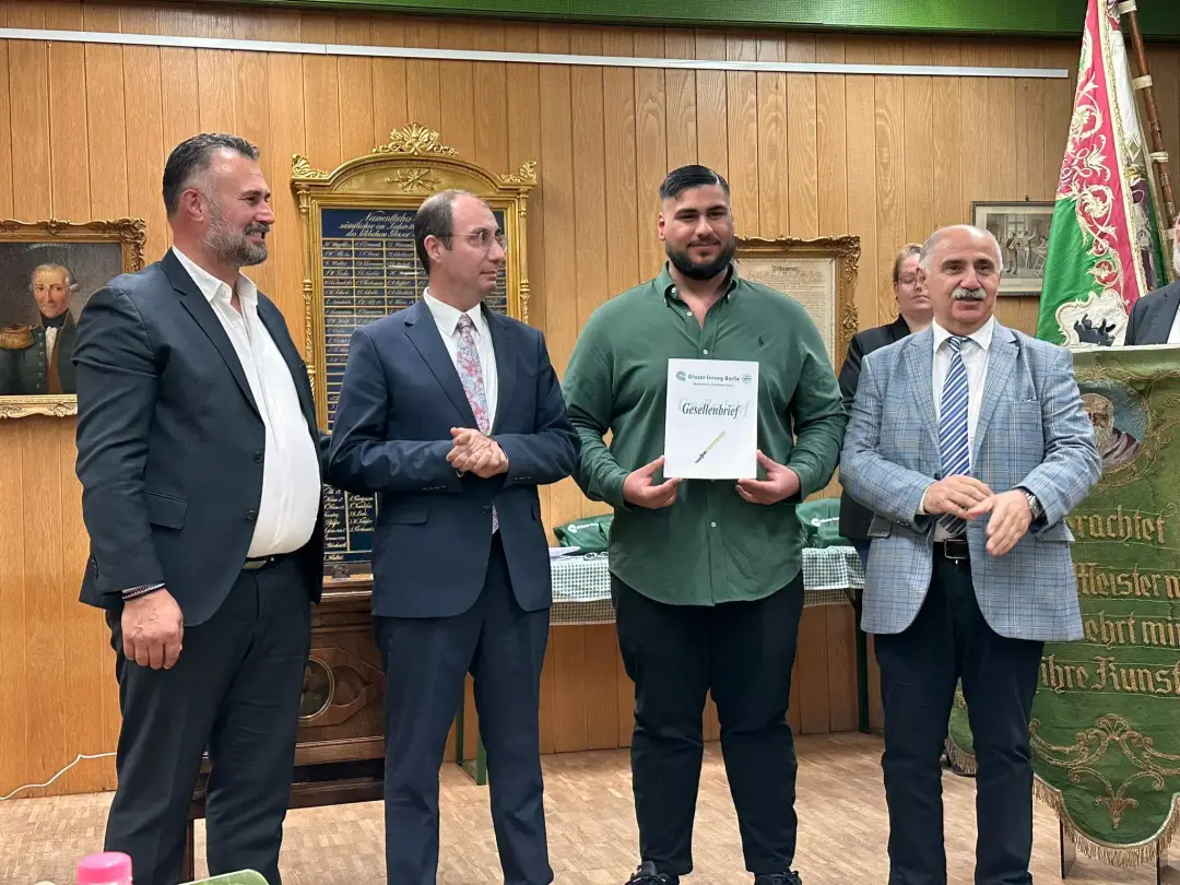 Hem baba hem de patron oldu, oğluna diploma verdi