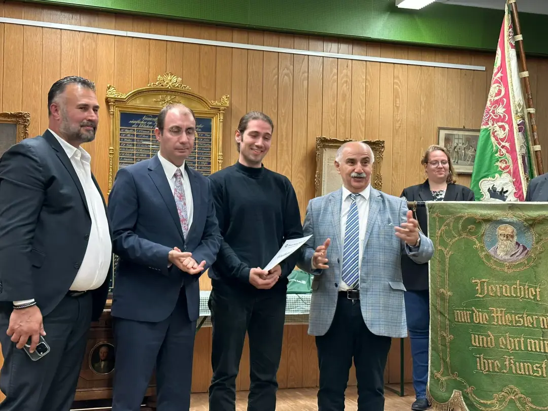 Hem baba hem de patron oldu, oğluna diploma verdi