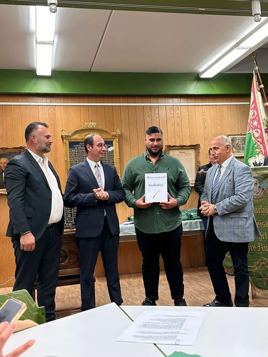 Hem baba hem de patron oldu, oğluna diploma verdi