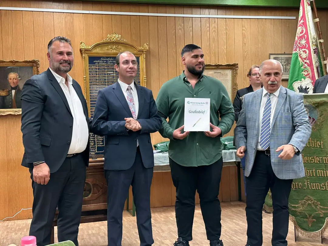 Hem baba hem de patron oldu, oğluna diploma verdi