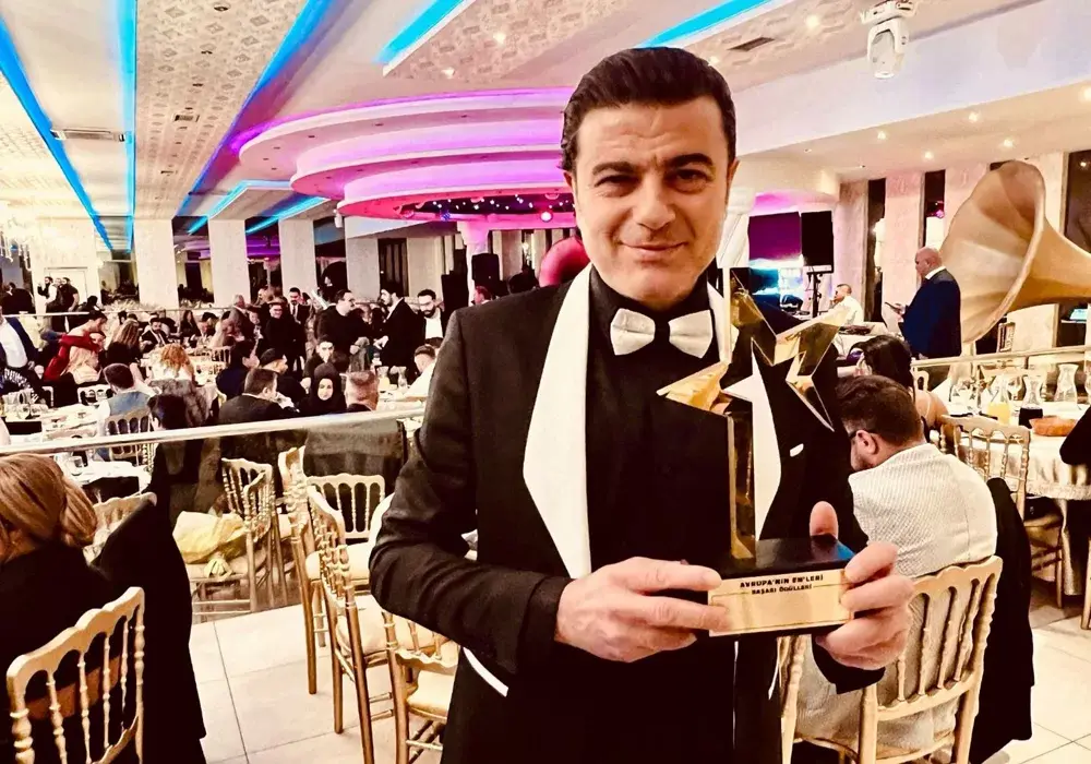 Sanatçı Efe Güngör’e „ Avrupa’nın Enleri Başarı Ödülü„