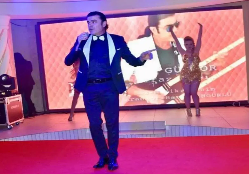 Sanatçı Efe Güngör’e „ Avrupa’nın Enleri Başarı Ödülü„