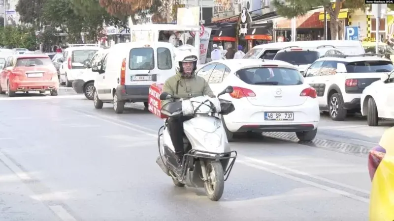 Yağmurlarla birlikte riskleri artan motokuryeler güvenceli çalışma koşulları istiyor