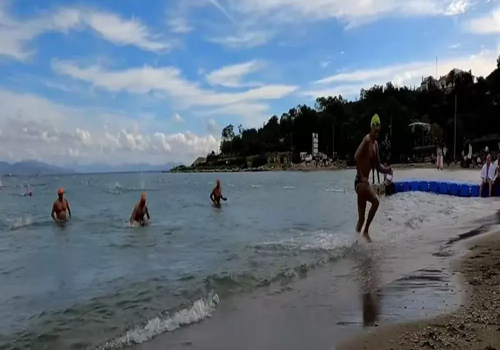 Ormanları koruma çağrısıyla serin suları kulaçladılar!