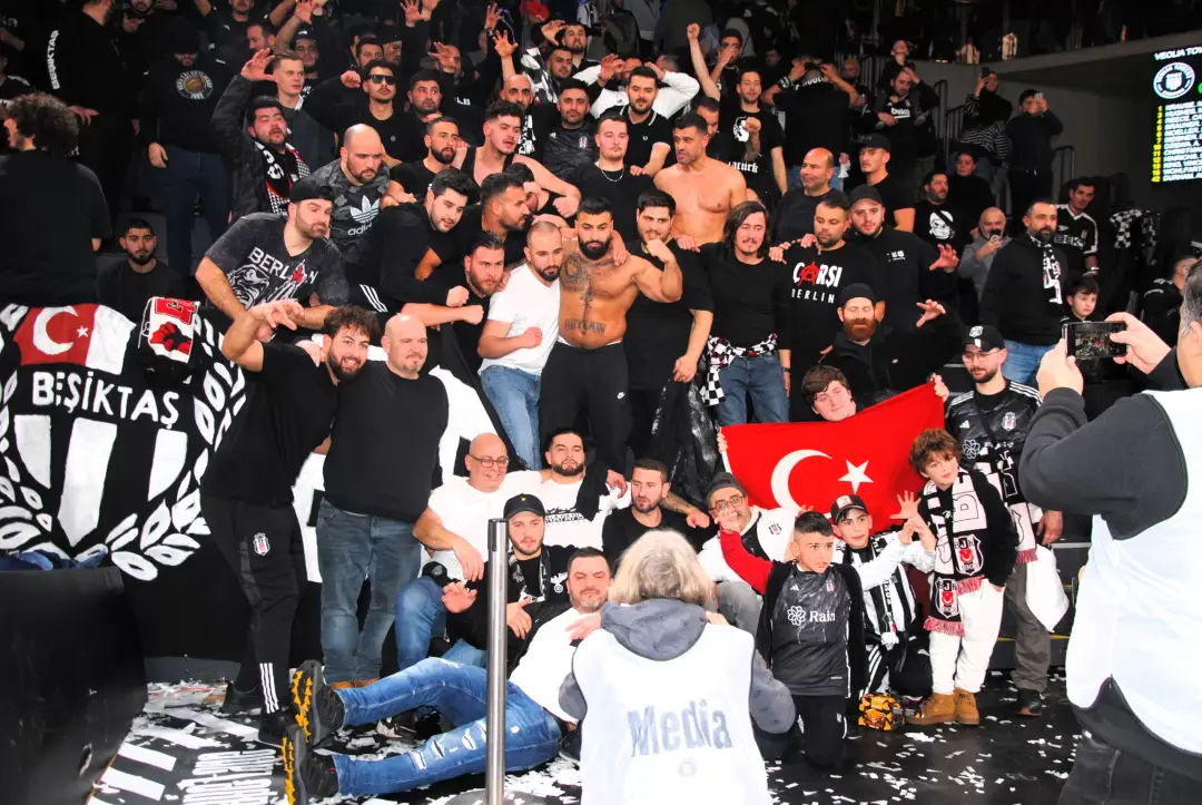 Müthiş Seyirci Desteği ve Beşiktaş Uzatmada Play-Off`u Garantiledi