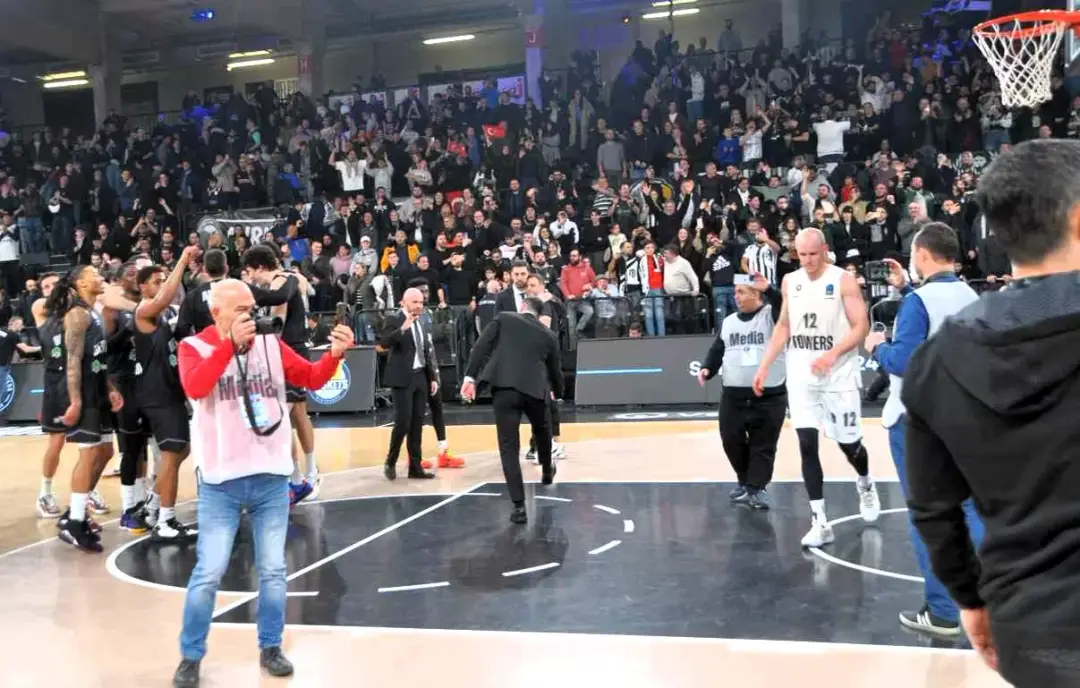 Müthiş Seyirci Desteği ve Beşiktaş Uzatmada Play-Off`u Garantiledi
