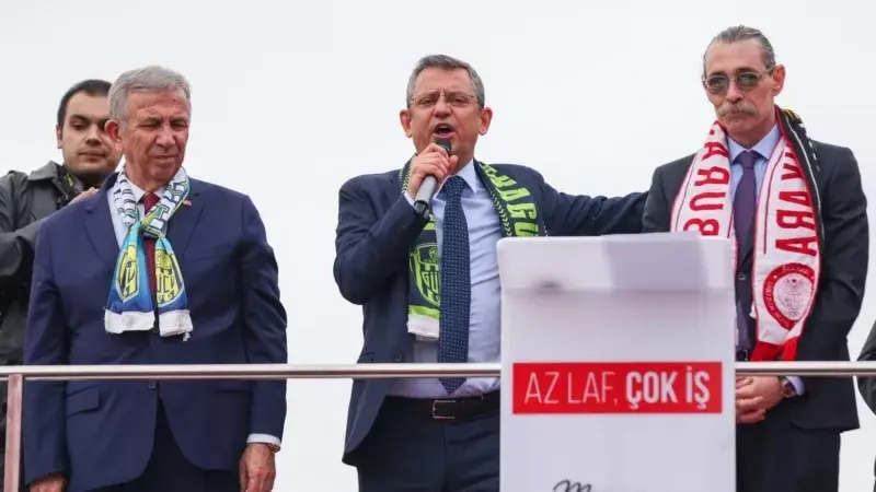 Özel’den Erdoğan’a Sisi göndermesi: “Sevdiğine koşuyor”