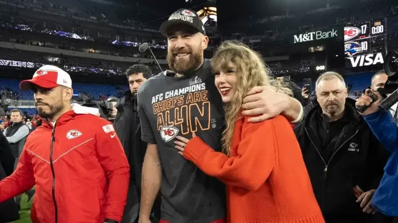 Taylor Swift ve Amerikan futbolu oyuncusu sevgilisi Travis Kelce asılsız siyasi komplo teorilerinin odağı haline nasıl geldi?