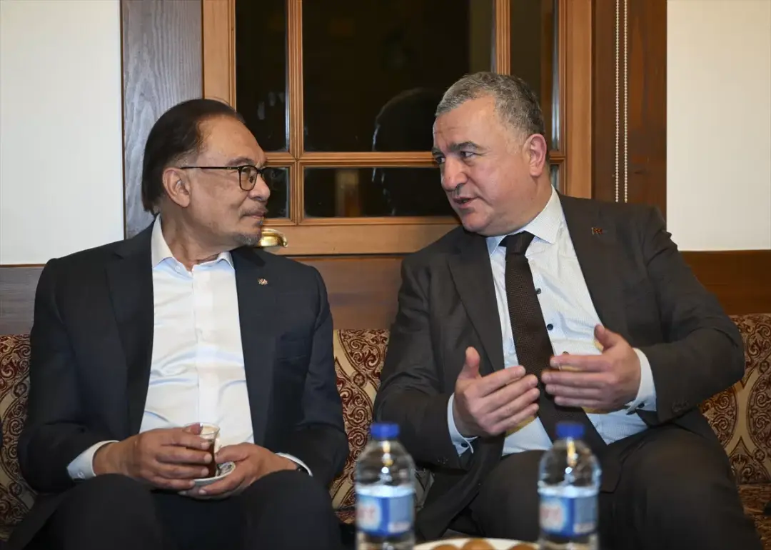 Malezya Başbakanı Enver İbrahim, Berlin'deki Şehitlik Camisi'nde teravih namazı kıldı