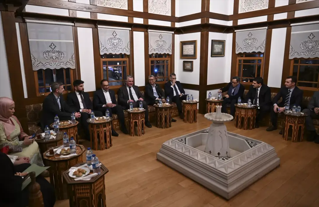 Malezya Başbakanı Enver İbrahim, Berlin'deki Şehitlik Camisi'nde teravih namazı kıldı
