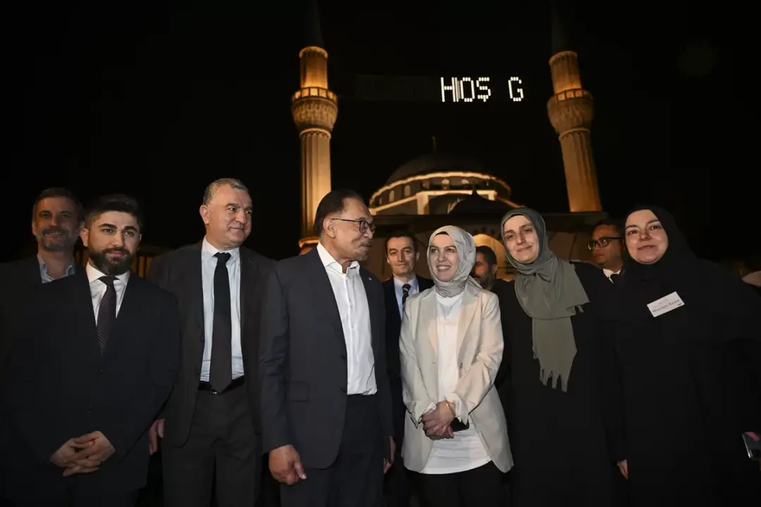 Malezya Başbakanı Enver İbrahim, Berlin'deki Şehitlik Camisi'nde teravih namazı kıldı