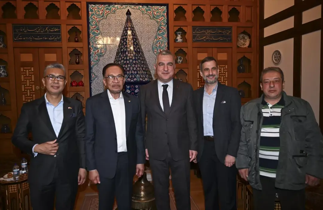 Malezya Başbakanı Enver İbrahim, Berlin'deki Şehitlik Camisi'nde teravih namazı kıldı