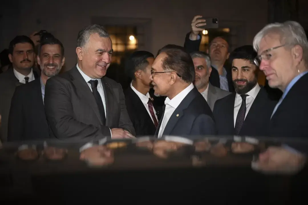 Malezya Başbakanı Enver İbrahim, Berlin'deki Şehitlik Camisi'nde teravih namazı kıldı