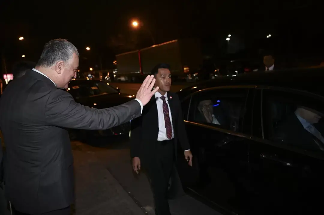 Malezya Başbakanı Enver İbrahim, Berlin'deki Şehitlik Camisi'nde teravih namazı kıldı