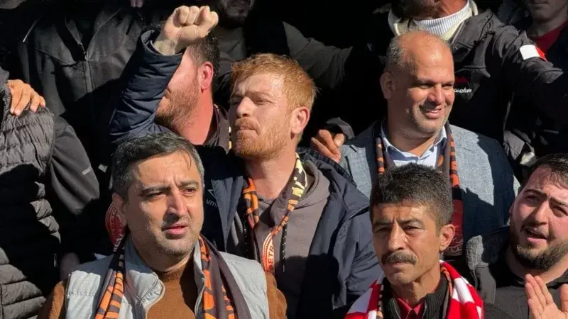 “Tarihte ilk kez bir parti kendi adayını hedef gösteriyor”