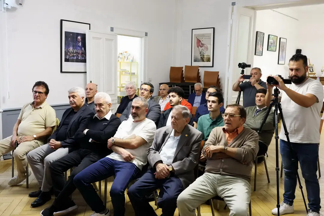 “Türkler yıkılan Berlin Duvarı`nın altında kaldı”