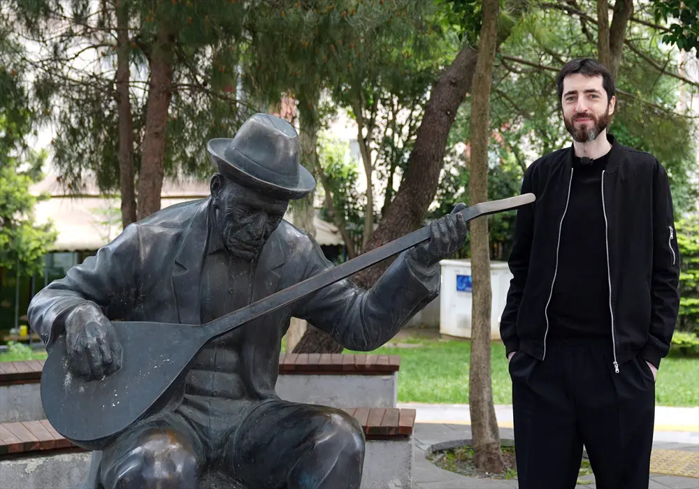 Piyanist Evgeny Grinko, "Uzun İnce Bir Yoldayım"ı yeniden yorumladı