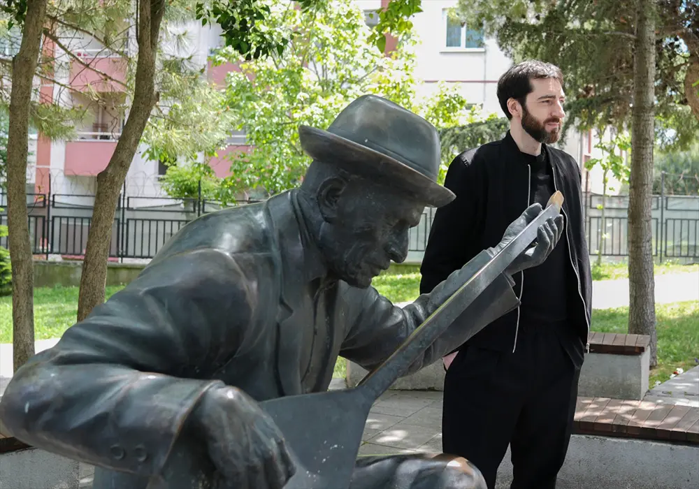 Piyanist Evgeny Grinko, "Uzun İnce Bir Yoldayım"ı yeniden yorumladı