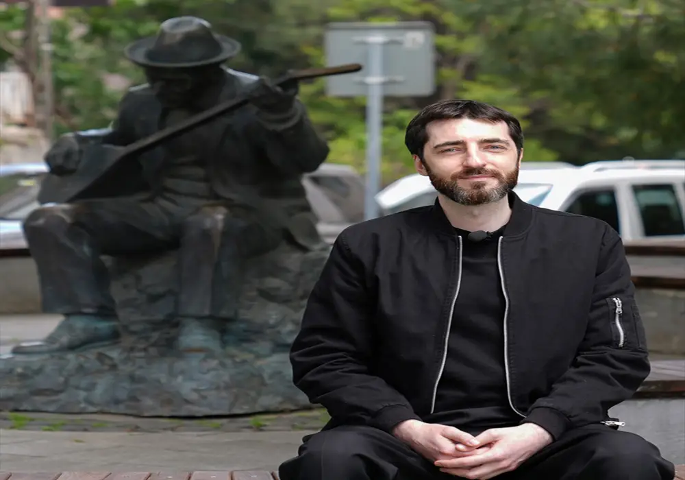 Piyanist Evgeny Grinko, "Uzun İnce Bir Yoldayım"ı yeniden yorumladı