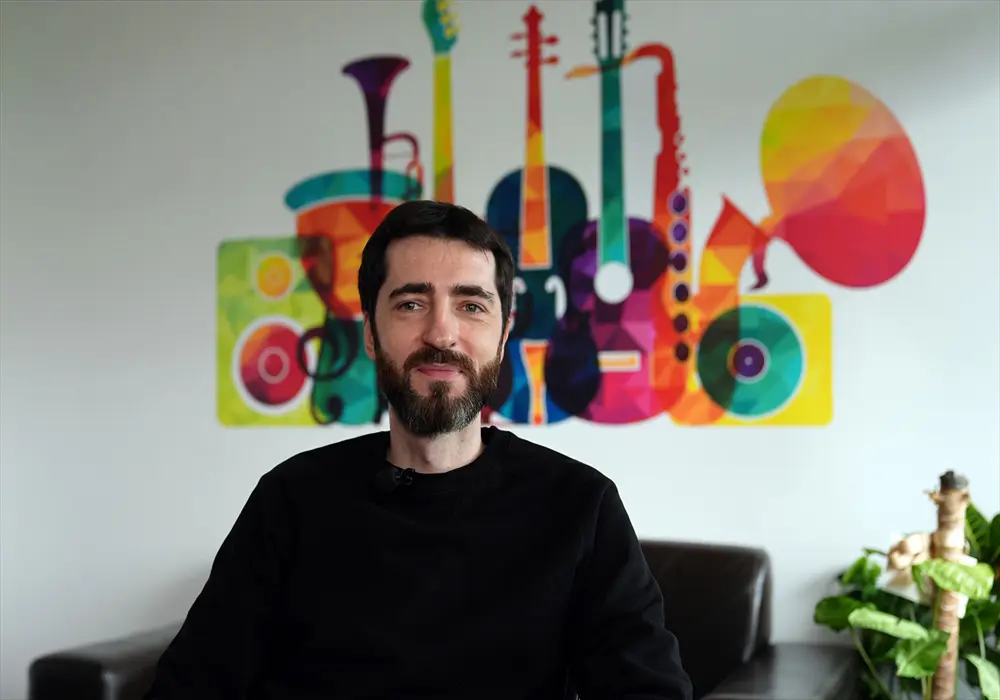 Piyanist Evgeny Grinko, "Uzun İnce Bir Yoldayım"ı yeniden yorumladı