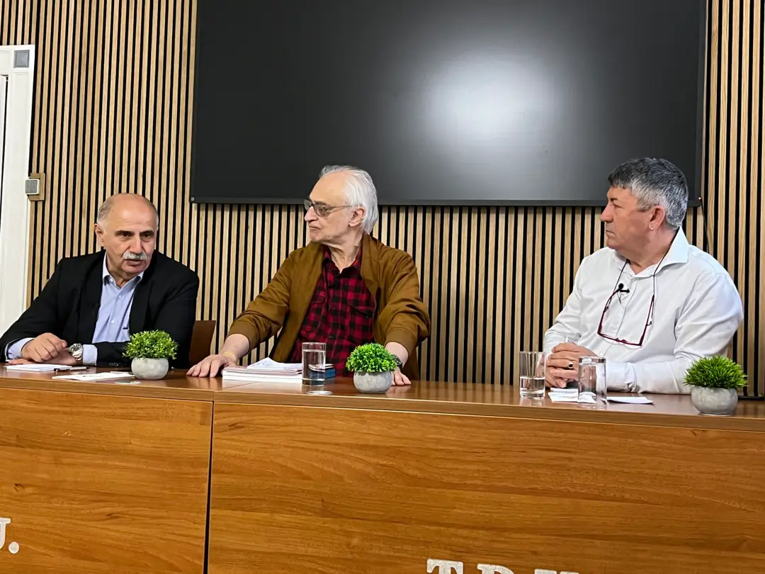 “Türkler yıkılan Berlin Duvarı`nın altında kaldı”