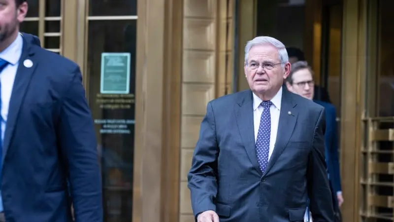 Menendez’in yolsuzluk davasında evinde bulunan para ve altınların yeni fotoğrafları paylaşıldı