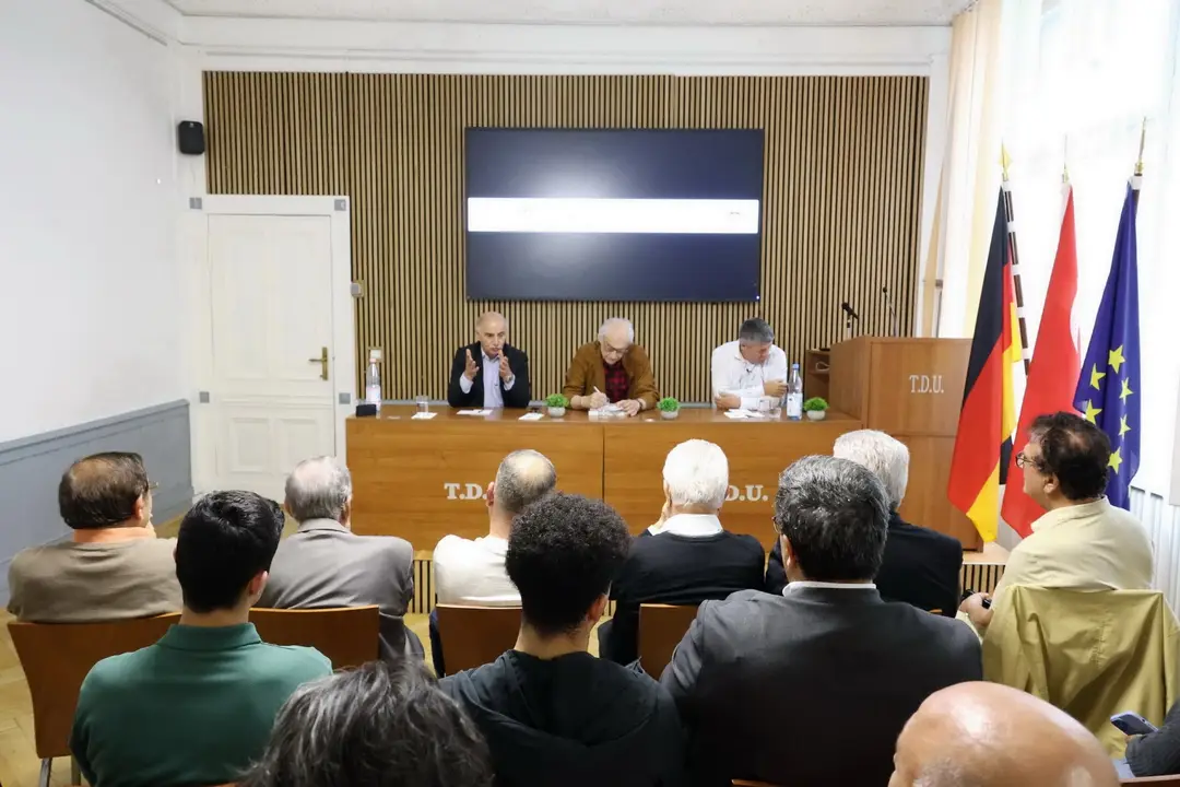“Türkler yıkılan Berlin Duvarı`nın altında kaldı”