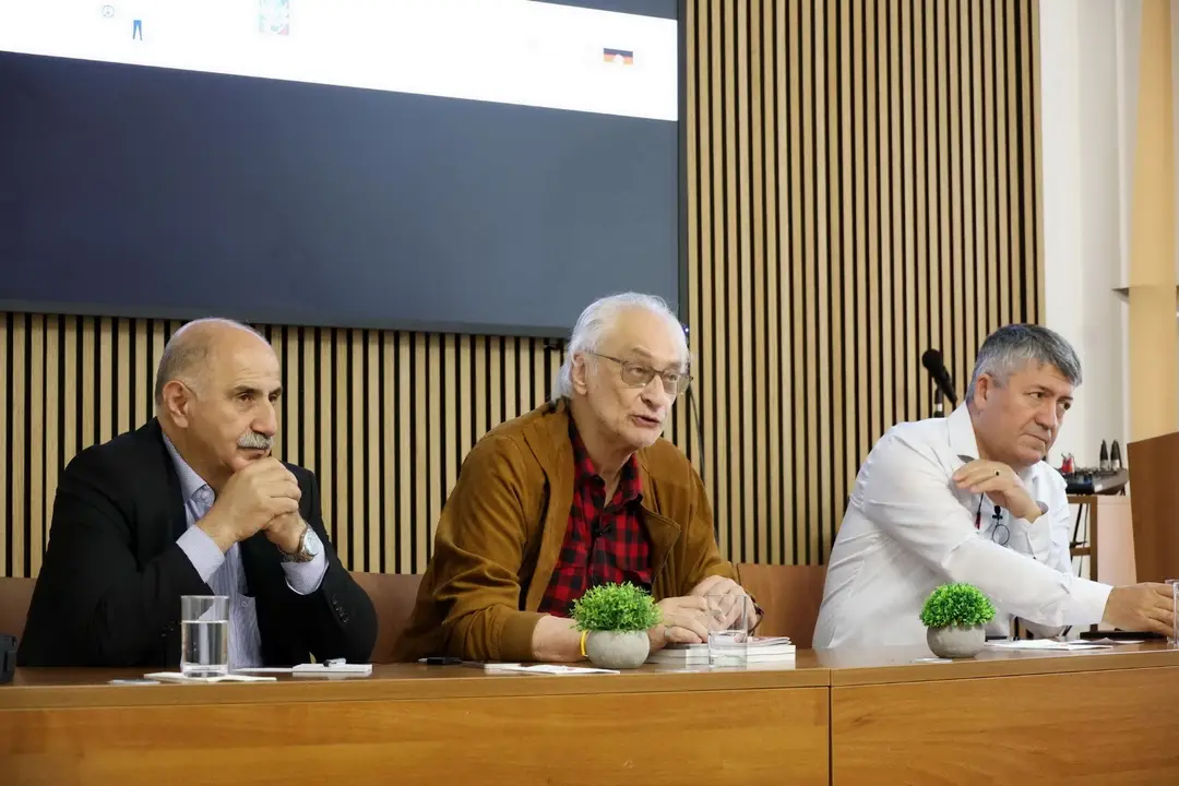 “Türkler yıkılan Berlin Duvarı`nın altında kaldı”
