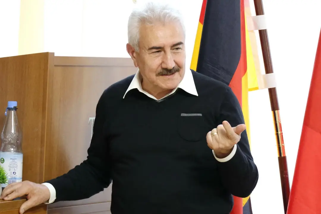 “Türkler yıkılan Berlin Duvarı`nın altında kaldı”