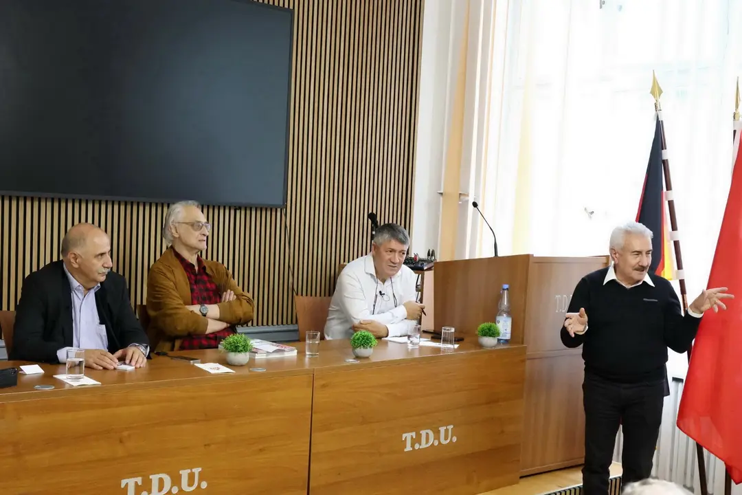 “Türkler yıkılan Berlin Duvarı`nın altında kaldı”