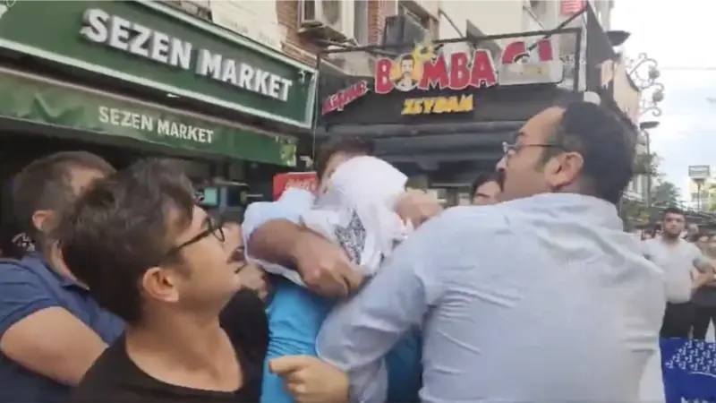 İzmir’de TGB üyeleri ABD askerinin başına çuval geçirdi