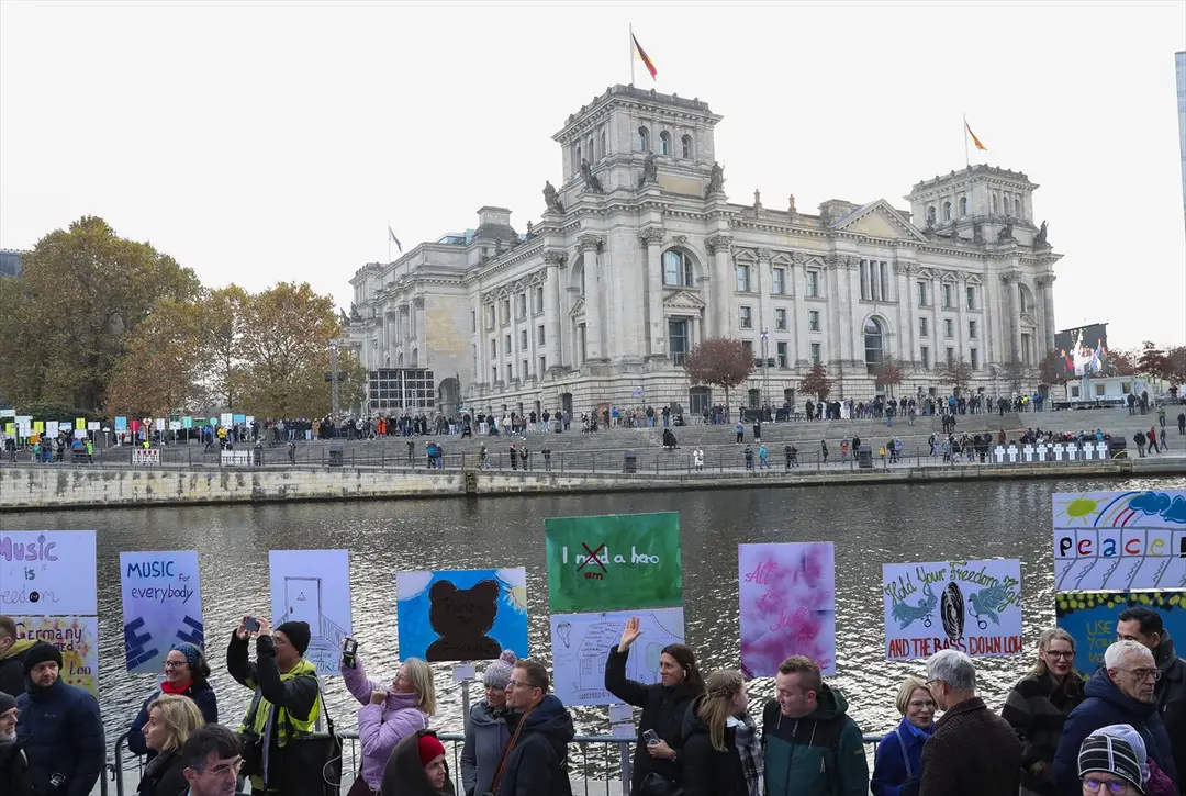 Berlin Duvarı'nın yıkılışının 35. yıl dönümü kutlanıyor