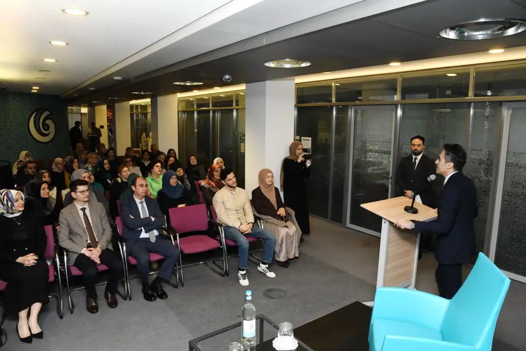 Berlin Yunus Emre Enstitüsü’nde Ali Laçin’den İlham Verici Bir Söyleşi: ‘Engellerin Ötesinde’