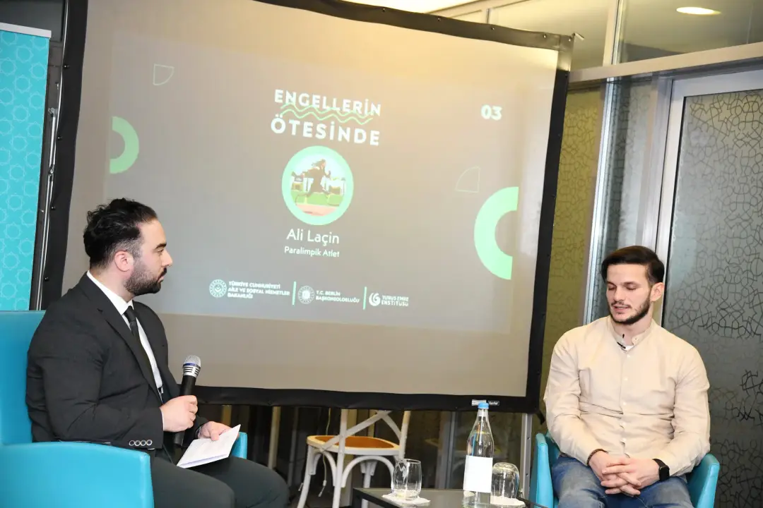 Berlin Yunus Emre Enstitüsü’nde Ali Laçin’den İlham Verici Bir Söyleşi: ‘Engellerin Ötesinde’