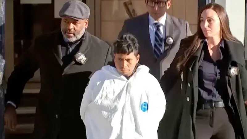New York metrosunda evsiz kadını ateşe verdiği iddia edilen kişi yakalandı