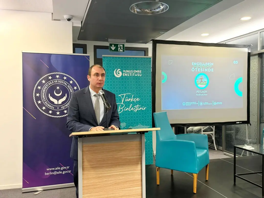Berlin Yunus Emre Enstitüsü’nde Ali Laçin’den İlham Verici Bir Söyleşi: ‘Engellerin Ötesinde’