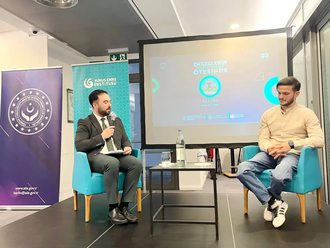 Berlin Yunus Emre Enstitüsü’nde Ali Laçin’den İlham Verici Bir Söyleşi: ‘Engellerin Ötesinde’
