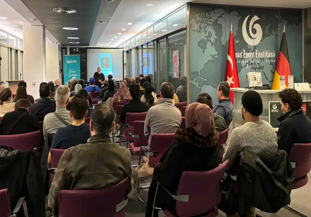 Berlin’de Müfit Saçıntı ile Mizah ve Sinema Dolu Bir Gece